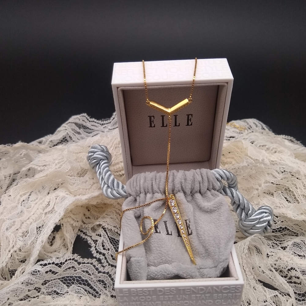 Elle deep v necklace
